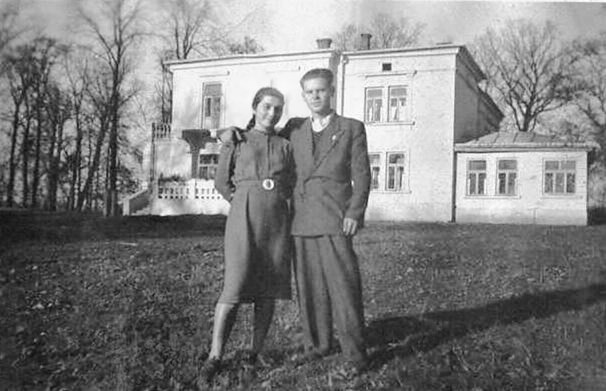 Helena Gorayska (z lewej), dziedziczka majatku Szebnie (w tle) zmarla w 1942 roku w wieku 30 lat, zarazona tyfusem podczas opieki nad chorymi wiezniami w obozie. Zdjecie z 1938 roku. "Obóz jeniecki w Szebniach"