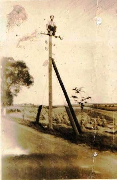 Budowa oświetlenia terenu hitlerowskiego obozu zagłady w Szebniach - 1942 rok na placu jeńcy rosyjscy. Obóz jeniecki w Szebniach 1941-42